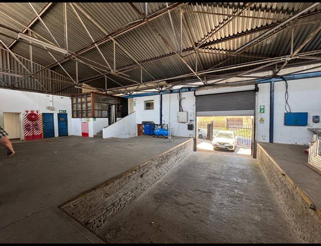 1,100M² WAREHOUSE FOR SALE IN NEWLANDS